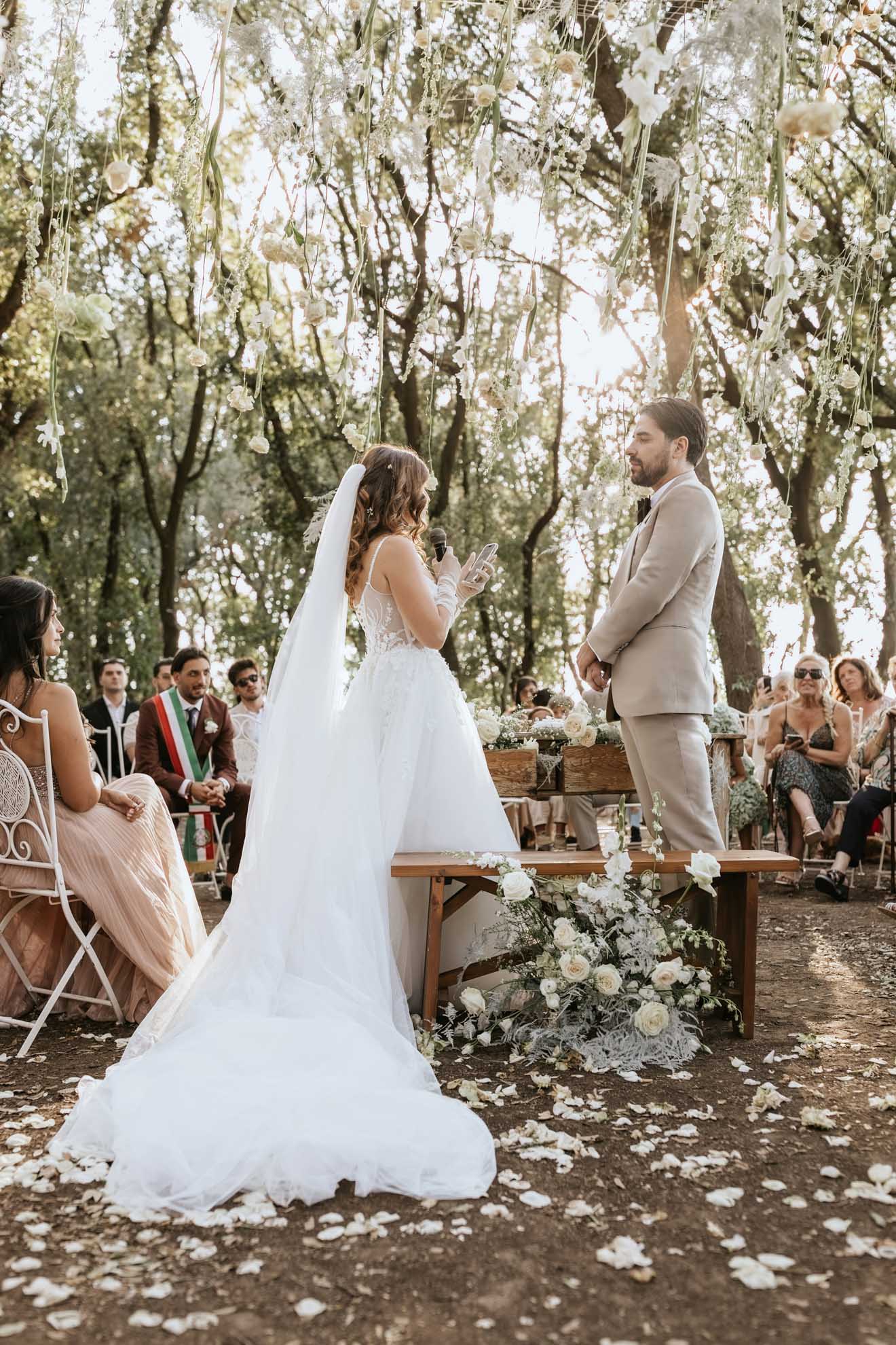 Il giorno perfetto: Simone e Chiara celebrano l’amore con stile, tra natura e dettagli sartoriali.